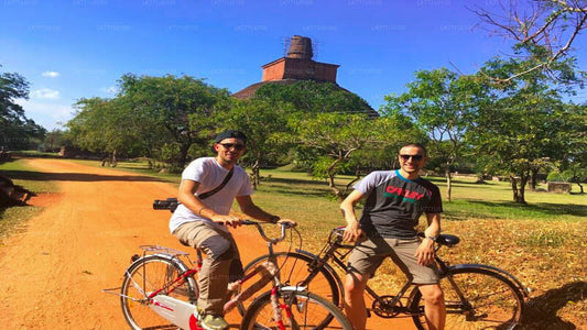 Polonnaruwa"dan Antik Harabeler Arasından Bisiklete binme